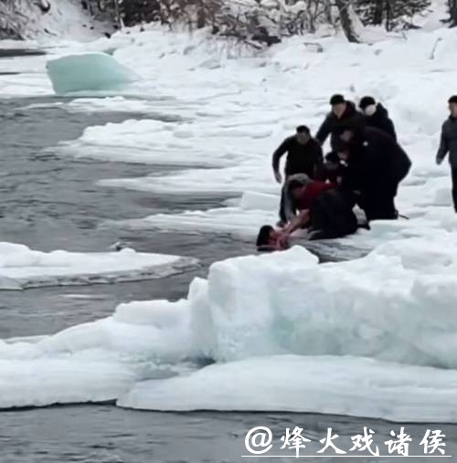 母女越过警戒线拍照落入冰河，一度被水流冲走，新疆喀纳斯景区通报
